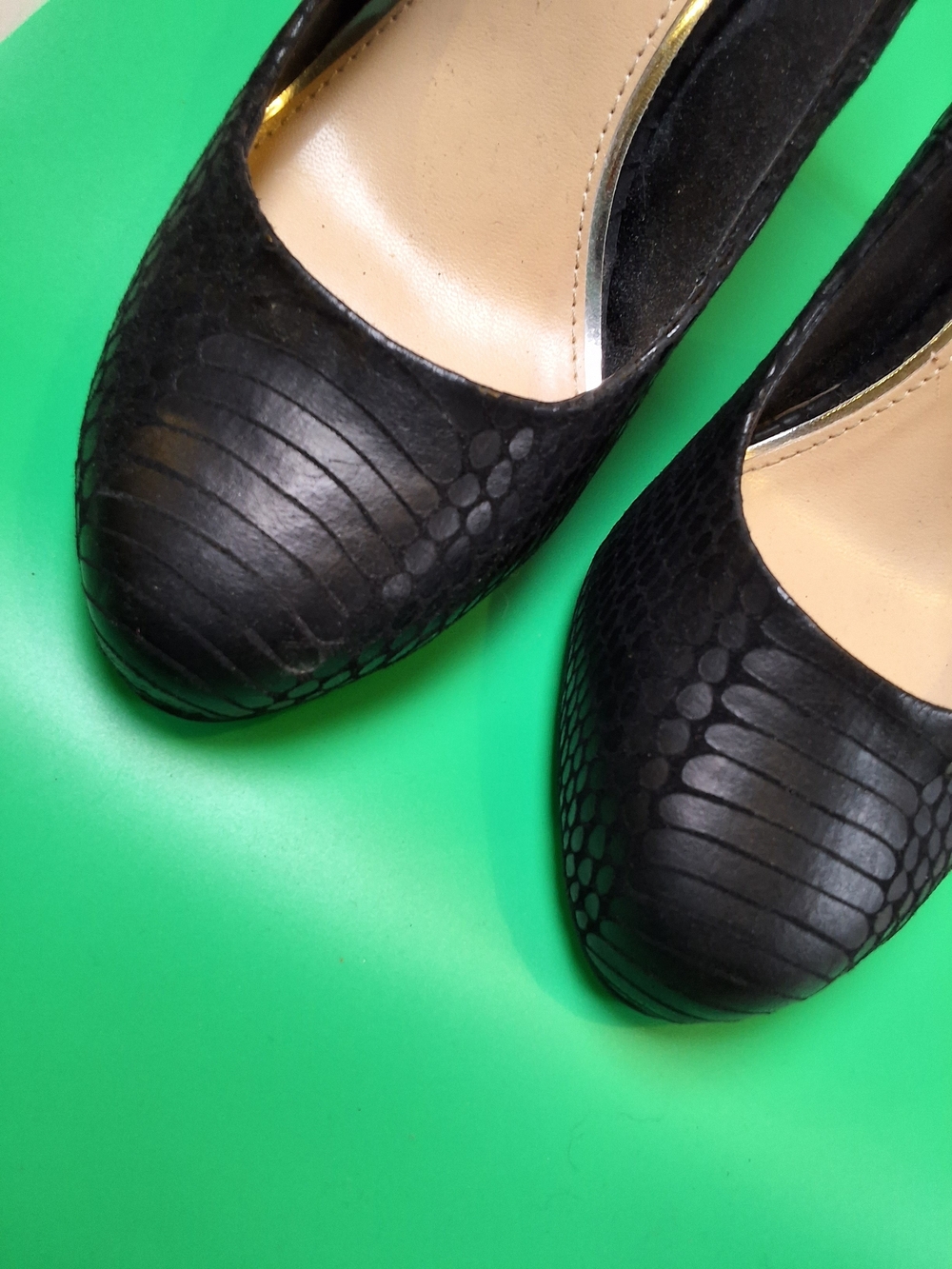 Jessica Simpson Black Textured Round-Toe Heels